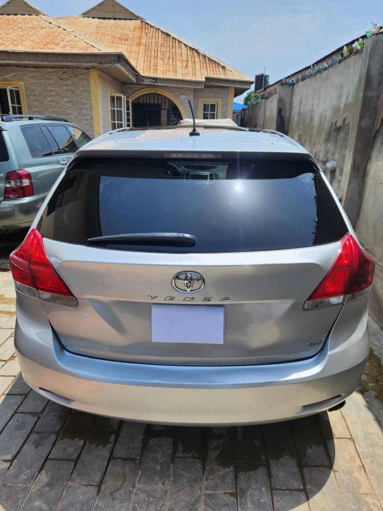 Buy 2012 foreign-used Toyota Venza Oyo