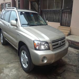 Foreign-used 2005 Toyota Highlander available in Lagos