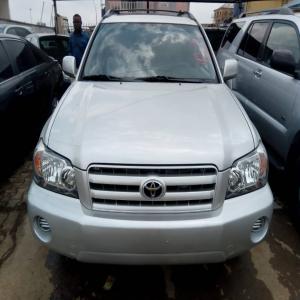 Foreign-used 2006 Toyota Highlander available in Lagos