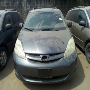 Foreign-used 2005 Toyota Sienna available in Lagos