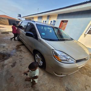  Nigerian Used 2005 Toyota Sienna available in Abeokuta-south