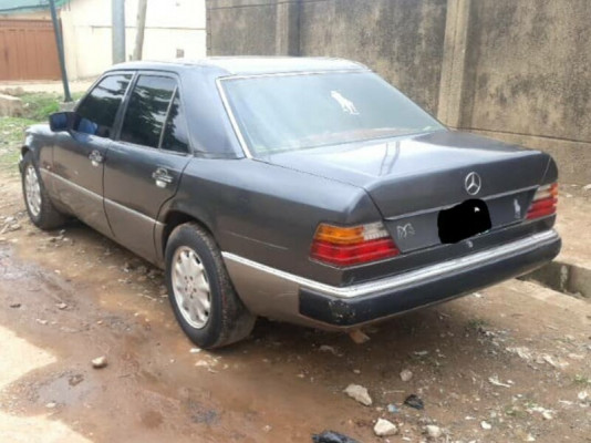 Buy 1990 used Mercedes-benz E200 Kaduna